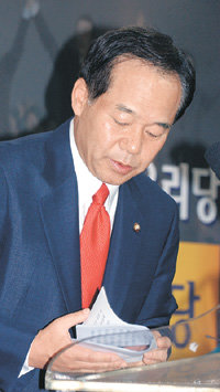 염의원 사퇴 회견열린우리당 염동연 의원이 8일 오전 서울 영등포 당사 기자실에서 당 상임중앙위원직 사퇴를 밝히는 기자회견을 갖고 있다. 염 의원은 4월 전당대회 지도부 경선에서 2위로 당선됐다. 김동주 기자