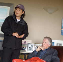 세계 최초로 산악 그랜드슬램을 달성한 박영석 씨(왼쪽)가 52년 전 에베레스트에 처음 오른 에드먼드 힐러리 경과 지난달 31일 1년 3개월 만에 재회했다.  사진제공 박영석 씨