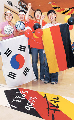 현대백화점 서울 목동점은 9일 한국의 월드컵 6회 연속 본선 진출을 기념해 ‘독일 전자제품 할인 행사’를 열었다. 독일산 전자제품을 최고 50%까지 할인 판매하는 이 행사는 12일까지 계속된다. 부대행사로 열린 행운의 골넣기 이벤트에 참가한 직원들이 응원을 펼치고 있다. 박영대 기자