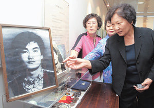 9일 서울 마포구 노고산동에 문을 연 ‘이한열 기념관’에서 이한열 씨의 어머니 배은심 씨가 아들의 사진과 유품을 보며 눈물을 흘리고 있다. 김미옥 기자