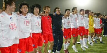 한국 축구대표팀이 9일 쿠웨이트를 4-0으로 꺾고 2006 독일월드컵 본선 진출을 확정한 뒤 어깨동무를 한 채 껑충껑충 뛰며 기쁨을 만끽하고 있다. 쿠웨이트=연합