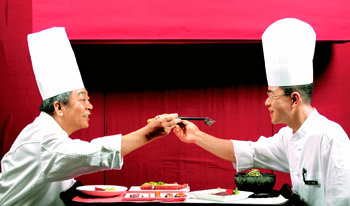 리창 총주방장(왼쪽)과 김성일 주방장이 이질적인 두 음식 문화에 대해 이야기를 나누고 있다. 두 사람은 말은 통하지 않았으나 음식 앞에 서자 금세 오랜 친구가 된 듯했다. 강병기 기자