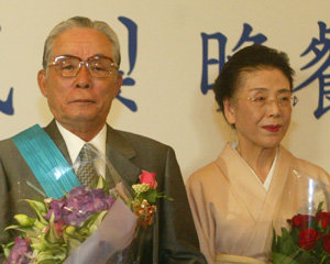 한국의 산업 발전에 기여한 공로로 10일 금탑산업훈장을 받은 일본 도레이사의 마에다 가쓰노스케 명예회장(왼쪽)과 부인. 변영욱  기자