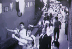 12일 서울 지하철 1호선 서울역 승강장에서 시민들이 역으로 진입하는 전동차를 세우기 위해 신호를 보내는 모습이 촬영된 CCTV 화면. 연합