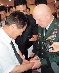 러포트 美사령관 “죄송합니다”리언 러포트 주한미군사령관(오른쪽)이 11일 미군 차량에 치여 숨진 50대 여성 배달원 김모 씨의 빈소가 마련된 경기 동두천시의 한 병원을 찾아 유족을 위로하고 있다. 동두천=연합