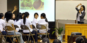 11일 한국외국어대 국제관 애경홀에서 열린 ‘제1회 전국영어교사 수업경연대회’ 본선에 참가한 한 영어교사가 무대에서 학생들과 함께 영어수업을 진행하고 있다. 김미옥 기자