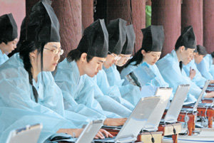 도포 입고 노트북으로 과거시험12일 오후 서울 종로구 명륜동 성균관대 명륜당에서 열린 조선시대 과거시험인 ‘알성시’ 재현 행사에 참가한 응시자들이 도포를 입고 유건을 머리에 쓴 채 ‘현대식 필기구’인 노트북컴퓨터를 이용해 답안을 작성하고 있다. 권주훈  기자