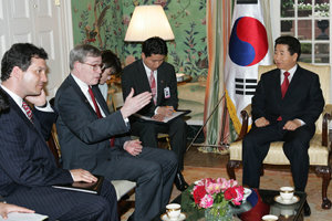 盧대통령, 美안보보좌관 접견노무현 대통령(오른쪽)이 10일 오후 조지 W 부시 미국 대통령과 정상회담을 마친 뒤 장소를 옮겨 스티븐 해들리 백악관 안보보좌관(왼쪽에서 두 번째)과 북한 핵문제를 논의하고 있다. 워싱턴=석동률 기자