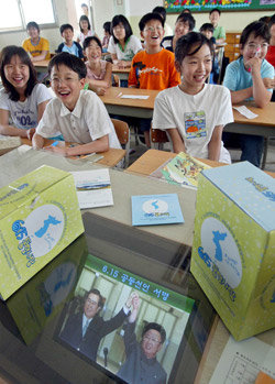 13일 오전 서울 강북구 수유동 우이초등학교 6학년 5반 학생들이 6·15남북공동선언에 대한 설명을 담은 동영상을 보면서 수업을 받고 있다. 전영한 기자