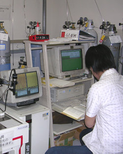 도호쿠대 미래과학기술공동연구센터의 실험실에서 한 연구원이 컴퓨터 앞에 앉아 압력센서 관련 데이터를 점검하고 있다. 센다이=박원재  특파원