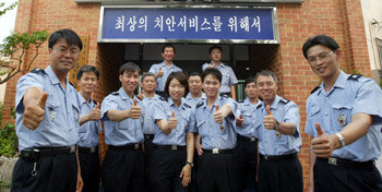 13일 충남 태안군 앞바다에서 식인상어의 습격을 받아 사경을 헤매던 해녀를 구한 서울 관악경찰서 관악산지구대 대원들. 이종승 기자