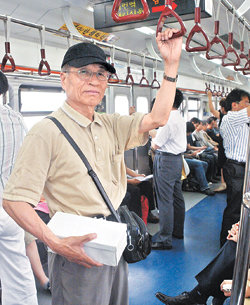 백구현 씨가 16일 오후 서울지하철 1호선을 타고 배달을 하고 있다. 백 씨는 “일을 하면서 사회의 일원이라는 보람을 느낀다”고 말했다. 안철민 기자