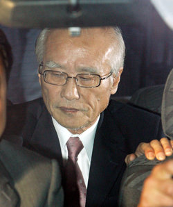 16일 구속 수감된 김우중 전 대우그룹 회장이 피곤한 표정으로 호송차량 앞좌석에 손을 얹고 기대어 앉아 있다. 신원건 기자