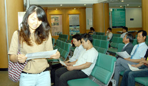 인테리어 공사를 마친 서울 동작구 신대방동 보라매병원 로비. 사진 제공 보라매병원