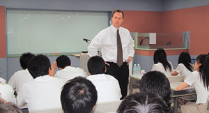 ‘성공하는 10대들의 7가지 습관’ 저자인 숀 코비 박사가 17일 서울 대원외국어고 콘퍼런스룸에서 ‘리더십에 관한 특별강연’을 하고 있다. 사진 제공 대원외국어고