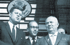 1961년 6월 오스트리아 빈에서 정상회담을 가진 존 F 케네디 미국 대통령(왼쪽)과 흐루시초프 소련 공산당 서기장(오른쪽). 두 지도자는 1962년 10월 쿠바 미사일 위기 때 양국 관료조직에 맞서 세계가 핵전쟁의 파국으로 치닫는 것을 막아냈다. 사진 제공 모음북스