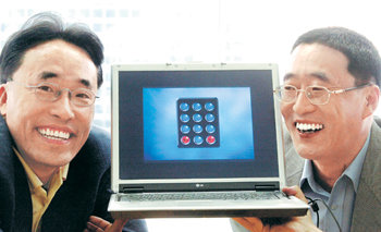 신비테크의 박승배(동생·오른쪽) 사장과 박영배 이사는 형제다. 이들은 인터넷 비밀번호 해킹을 막는 기술을 개발했다. 원대연 기자