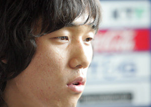2005 네덜란드 세계청소년축구선수권대회에 출전한 뒤 20일 귀국한 박주영이 담담한 표정으로 인터뷰에 응하고 있다. 인천=연합