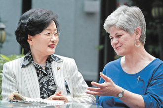 “여성과 환경은 밀접한 관계를 갖고 있습니다.” 20일 서울의 한 음식점에서 만난 김명자 열린우리당 의원(왼쪽)과 네덜란드의 환경생태학자 이레네 당켈만 교수가 환경보전과 여성의 역할에 대해 이야기를 나누고 있다. 권주훈  기자