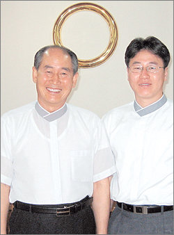 원불교 조명도 교무(오른쪽)가 아버지 조원오 교무가 근무하는 서울 화곡교당을 찾아갔다. 아버지는 수시로 전화나 편지로 선배 교무로서 교화 노하우를 전수한다고 한다. 윤정국 문화전문기자