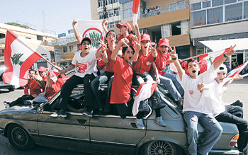 소년들은 야당을 좋아한다19일 레바논 북부 트리폴리에서 반시리아 야당연합인 ‘미래운동’을 지지하는 레바논 소년들이 자동차 위에서 국기를 흔들며 환호하고 있다. 트리폴리〓AP 연합