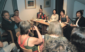 한국 여성작가 9명은 20일부터 독일 순회 한국문학 낭독회에 나섰다. 소설가 강석경(오른쪽) 서영은(오른쪽에서 세 번째) 씨가 이날 오후 슈투트가르트 ‘작가의 집’에서 낭독회를 갖고 독일 문학 관계자들과 한국의 문학에 관해 토론하고 있다. 사진 제공 프랑크푸르트 국제도서전 주빈국 조직위원회