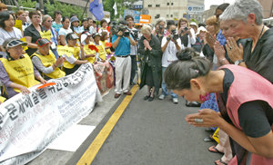 “위안부 할머니들 용기에 경의”세계여성학대회에 참가한 여성학자들이 22일 오후 서울 일본대사관 앞에서 열린 정기 수요집회를 방문해 일본군 위안부 할머니들이 여성들을 위해 싸워온 용기에 감사하다는 의미로 두 손을 모아 절하고 있다. 연합