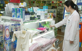 약국들이 의약품 외에 화장품과 다양한 건강 생활용품을 판매하는 등 품목 다변화 전략을 구사하고 있다. 서울 송파구 잠실동 월드프라자 약국에서는 유기농 면으로 만든 아기 옷과 진드기 방지 침구 등도 판다. 권주훈 기자