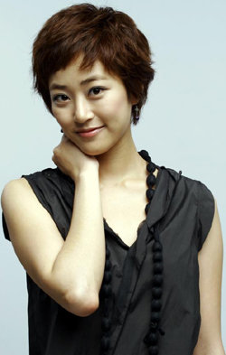 KBS2 새 월화 미니시리즈 ‘그녀가 돌아왔다’의 주인공 김효진. 25년간 냉동되었다 기억을 상실한 채 깨어나는 인물을 연기한다. 사진 제공 KBS