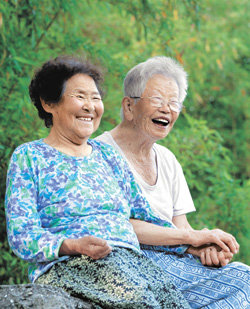 “항상 이렇게 웃을 수 있었으면”꿈 많던 16세 때부터 소록도에서 지내온 김기현 할아버지와 김복화 할머니 부부. 강제노역과 사회의 차가운 눈길에 시달리며 섬에서 70년 이상을 살아왔지만 두 손을 잡은 노부부의 얼굴이 평화로워 보인다. 소록도=김미옥 기자
