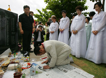 한국인 유족들 오열오키나와 종전 60주년인 23일 남부 마부니 해안 ‘평화기념공원’을 찾은 한국인 유족들이 희생자들의 이름이 새겨진 비석 앞에서 오열하고 있다. 마부니〓AP 연합