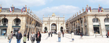 올해 건설 250주년을 맞은 스타니슬라스 광장과 개선문. 스타니슬라스 광장을 둘러싼 18세기 건축물들은 유네스코 세계유산으로 등록됐다. 낭시=조성하 여행전문기자