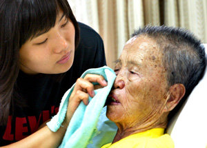 국립 소록도병원 노인병동에서 자원봉사자가 아침 식사를 마친 할머니의 얼굴을 물수건으로 닦아주고 있다. 한센인의 슬픔을 알고 그들을 편견없이, 거리낌없이 대하는 봉사자들에게서 희망을 찾게 된다. 소록도=김미옥 기자