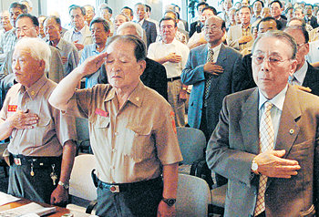 ‘인천상륙기념사업회’가 24일 서울 중구 태평로 한국프레스센터에서 발기인총회를 열었다. 이철승 자유민주민족회의 대표상임의장(오른쪽), 이헌기 전 노동부 장관, 안병태 전 해군참모총장 등 200여 명이 발기인으로 참여했다. 이종승 기자