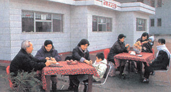 북한 상점에서 주민들이 군밤과 군고구마를 사 먹고 있다. (‘어린이 북한 바로 알기’ 중에서)
