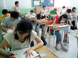 본사 수습기자 공개채용에 응시한 수험생들이 26일 서울 종로구 계동 중앙중학교에서 논술과 작문 등 필기시험에 열중하고 있다. 김경제 기자