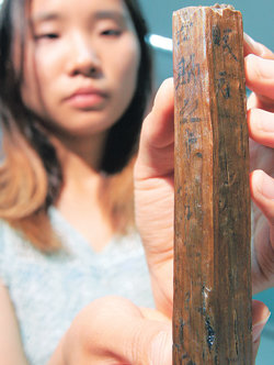 한반도에서 발굴된 것 중 가장 오래된 것으로 추정되는 백제 목간(3∼4세기). 연합