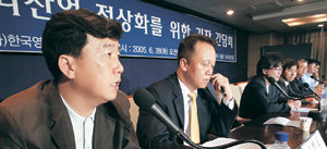 한국영화제작가협회는 28일 결의문을 통해 “매니지먼트사의 제작사 지분 요구와 주연 배우의 과도한 개런티 요구를 받아들이지 않겠다”고 밝혔다. 왼쪽부터 강우석 감독, 민병두 열린우리당 의원(국회 문화관광위원), 김형준 영화제작가협회장, 이은 MK픽쳐스 대표, 차승재 싸이더스 대표. 전영한 기자