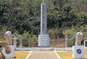 아키히토 일왕 부처가 28일 방문한 미국령 사이판의 ‘태평양 한국인 위령 평화탑’. 이 탑은 해외희생자동포추념사업회(회장 이용택)가 1981년 건립했다. 사이판=연합