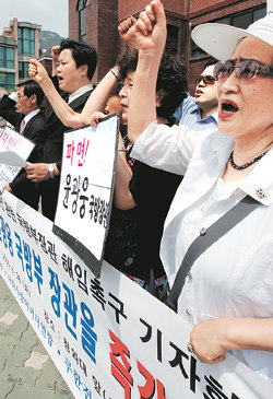 “尹국방 해임하라”28일 청와대 부근의 서울 종로구 청운동사무소 앞에서 국민행동본부와 자유수호국민운동 등 시민단체 회원들이 최근 총기난사 사건과 관련해 윤광웅 국방부 장관의 해임을 촉구하는 구호를 외치고 있다. 연합