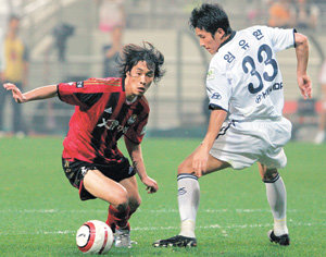 “누가 막으리”성인대표팀과 청소년대표팀 일정을 마치고 38일 만에 프로축구 K리그에 복귀한 FC 서울의 ‘축구천재’ 박주영(왼쪽)이 전북 수비수 임유환을 절묘한 페인트로 따돌리고 있다. 연합