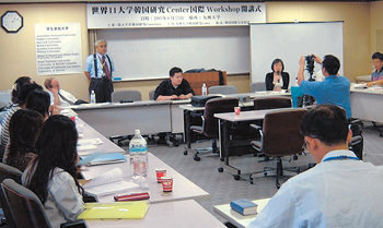 한국학의 미래를 열어갈 세계 11개 대학의 석박사 과정 학생들이 지난달 29일 일본 후쿠오카 규슈대 직원회관에서 ‘한국의 민족주의’를 주제로 워크숍을 하고 있다.