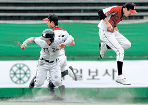 “잡았다”성남서고-경북고전 6회 초. 경북고 이상훈(왼쪽 앞)이 후속 타자의 내야땅볼 때 2루까지 뛰었으나 아웃되고 있다. 오른쪽은 성남서고 유격수 유동호. 김미옥  기자