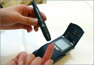 규칙적인 혈당측정은 당뇨 관리의 기본. 매일 자가 측정기를 쓰는 사람도 병원의 정기검진을 받아야 한다. 동아일보 자료 사진