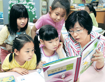 서울 서대문구 미근동 미동초등학교의 에듀케어 교실에서 초등학생 29명이 전담교사와 함께 방과 후 시간을 보내고 있다. 전영한 기자