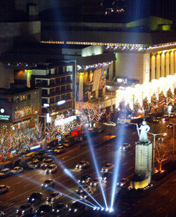 올해 1월 서울 종로구 세종로 이순신동상 앞에서 열린 조명쇼. 연내 은은한 빛깔의 조명이 설치된다.동아일보 자료 사진