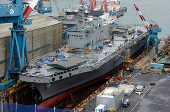 12일 진수식을 앞둔 한국형 대형수송함(LPX). 부산의 한진중공업이 건조한 이 배는 아시아에서 가장 규모가 큰 수송함으로 해군의 원거리 작전 능력을 크게 강화할 것으로 보인다. 부산=최재호 기자