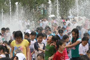 뚝섬 서울숲공원 바닥분수에서 아이들이 물놀이를 즐기고 있다.