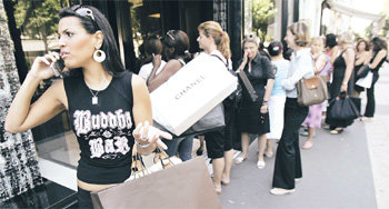 프랑스 파리의 여름 세일이 시작되면서 샤넬 등 명품 매장 앞에 고객들이 줄지어 있다. 파리에서는 여름과 겨울 한 달여 동안 거의 모든 브랜드가 세일에 들어간다. 동아일보 자료 사진