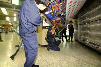 혹시라도… 10일 서울지하철 1호선 종각역에 폭발물이 설치됐다는 신고가 접수돼 이날 오전 경찰이 역사 전체를 정밀 수색하고 있다. 연합